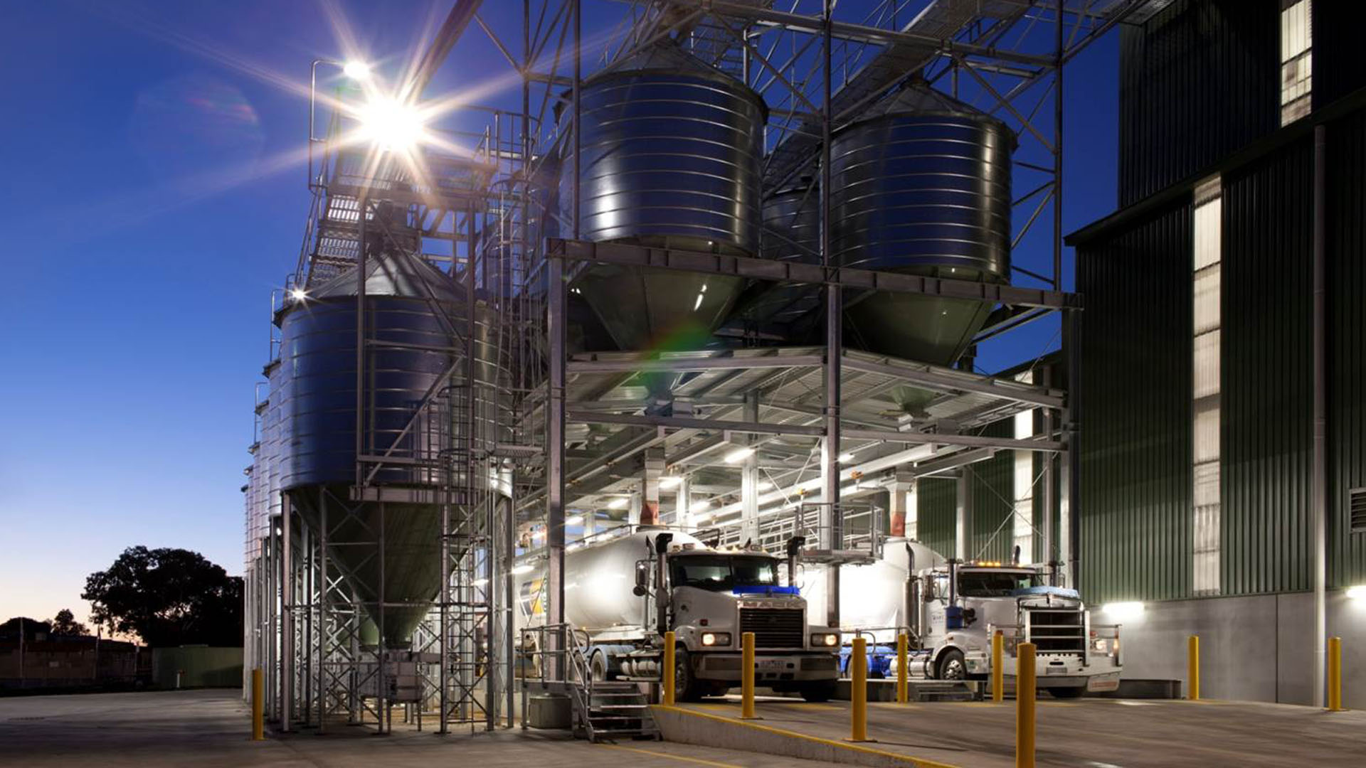 El camión se carga de noche | SKIOLD