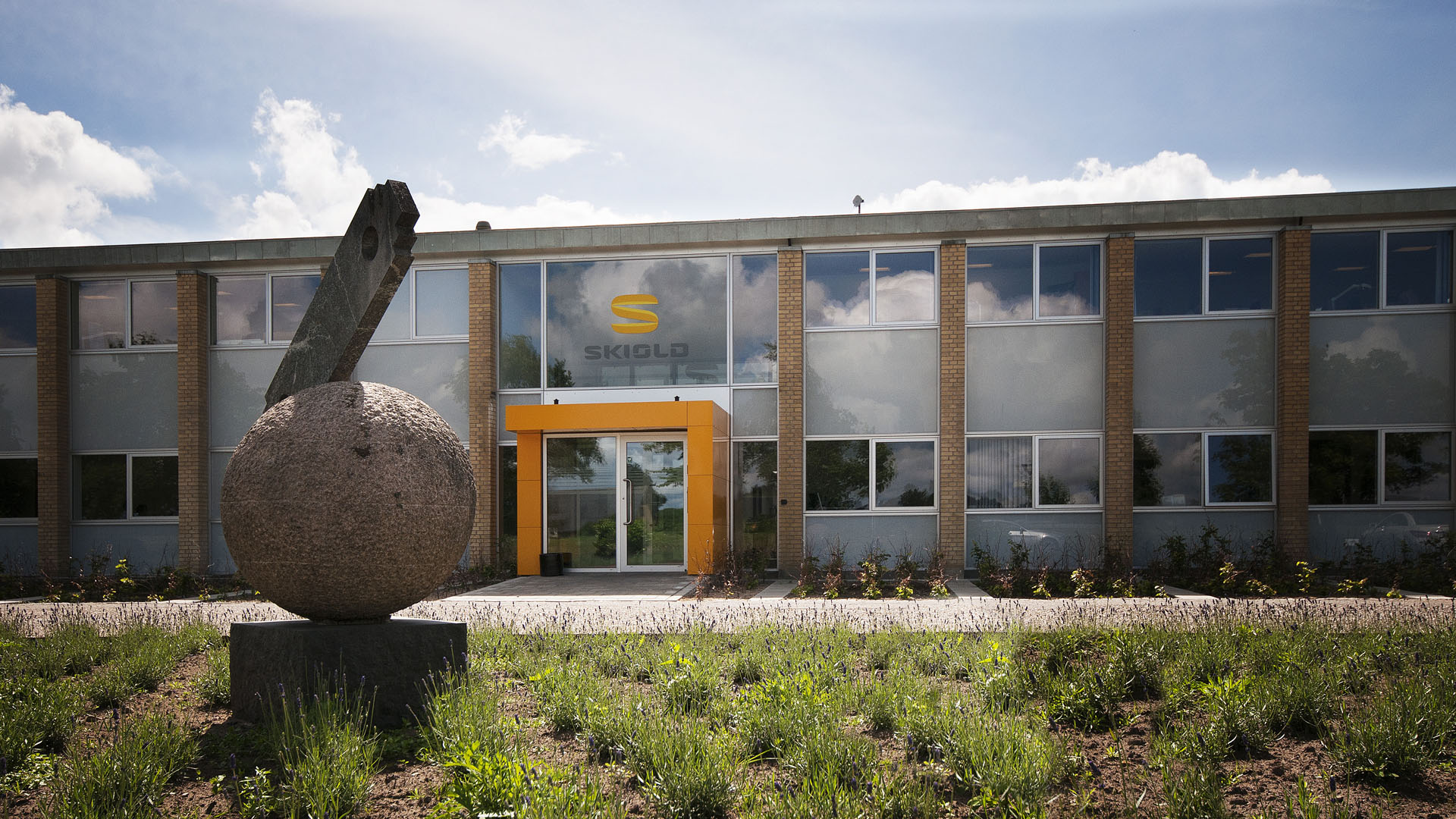 Entrada de SKIOLD en la sede de Saeby 
